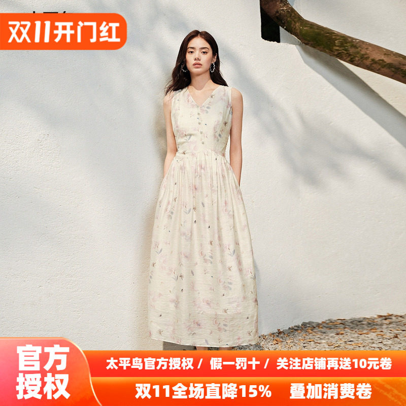 太平鸟碎花连衣裙长裙女秋季V领度假风裙子无袖背心裙显瘦花苞裙