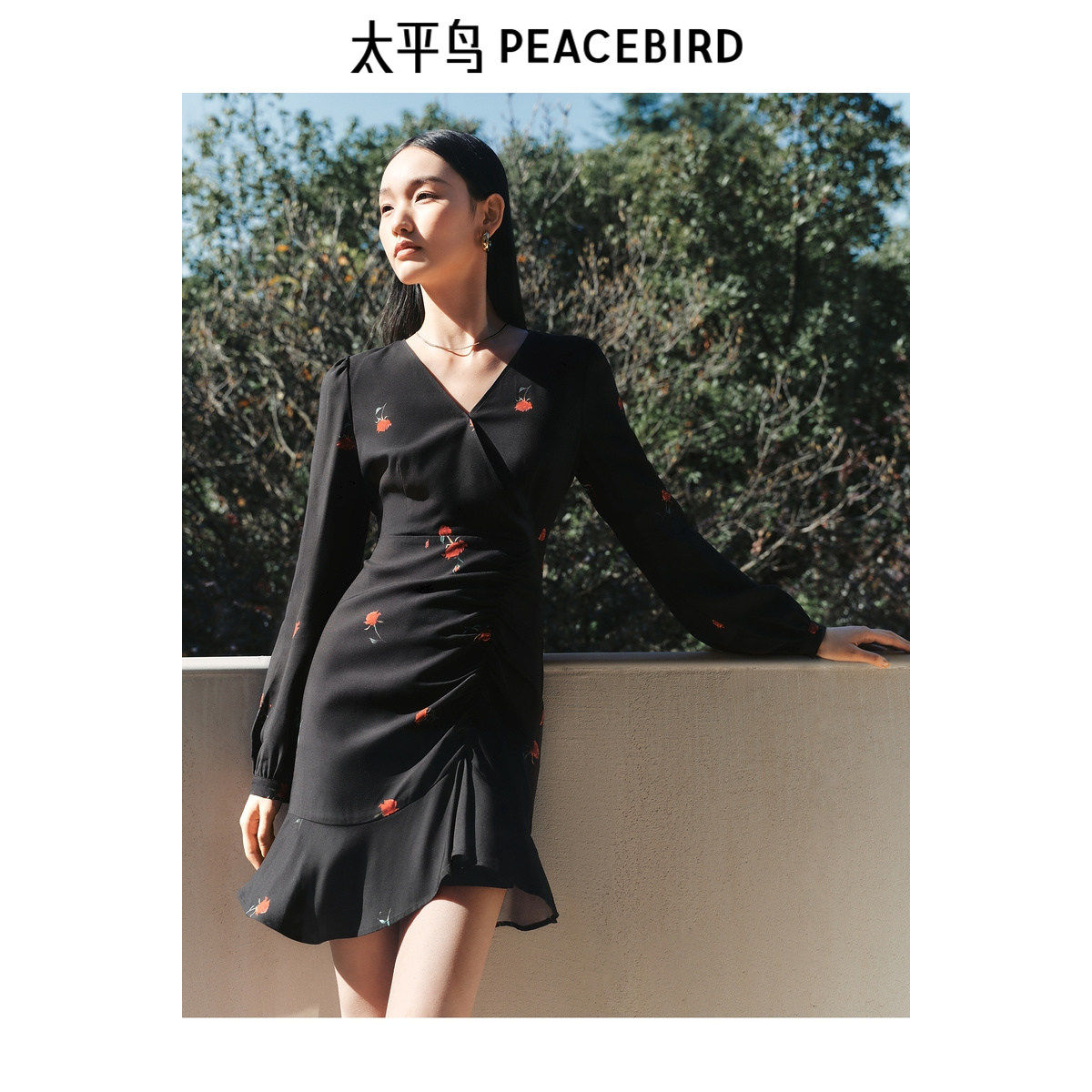 太平鸟雪纺碎花连衣裙女2026秋新款长袖短款花边裙摆法式V领气质