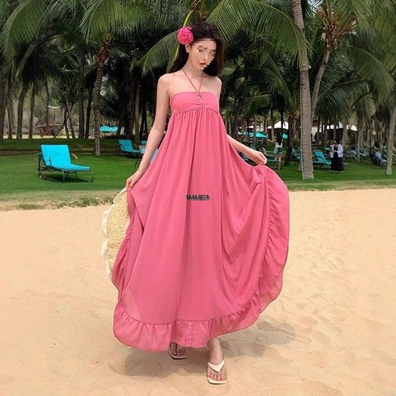 玫粉色挂脖抹胸连衣裙女夏季带胸垫纯欲露背沙滩裙显瘦收腰长裙子