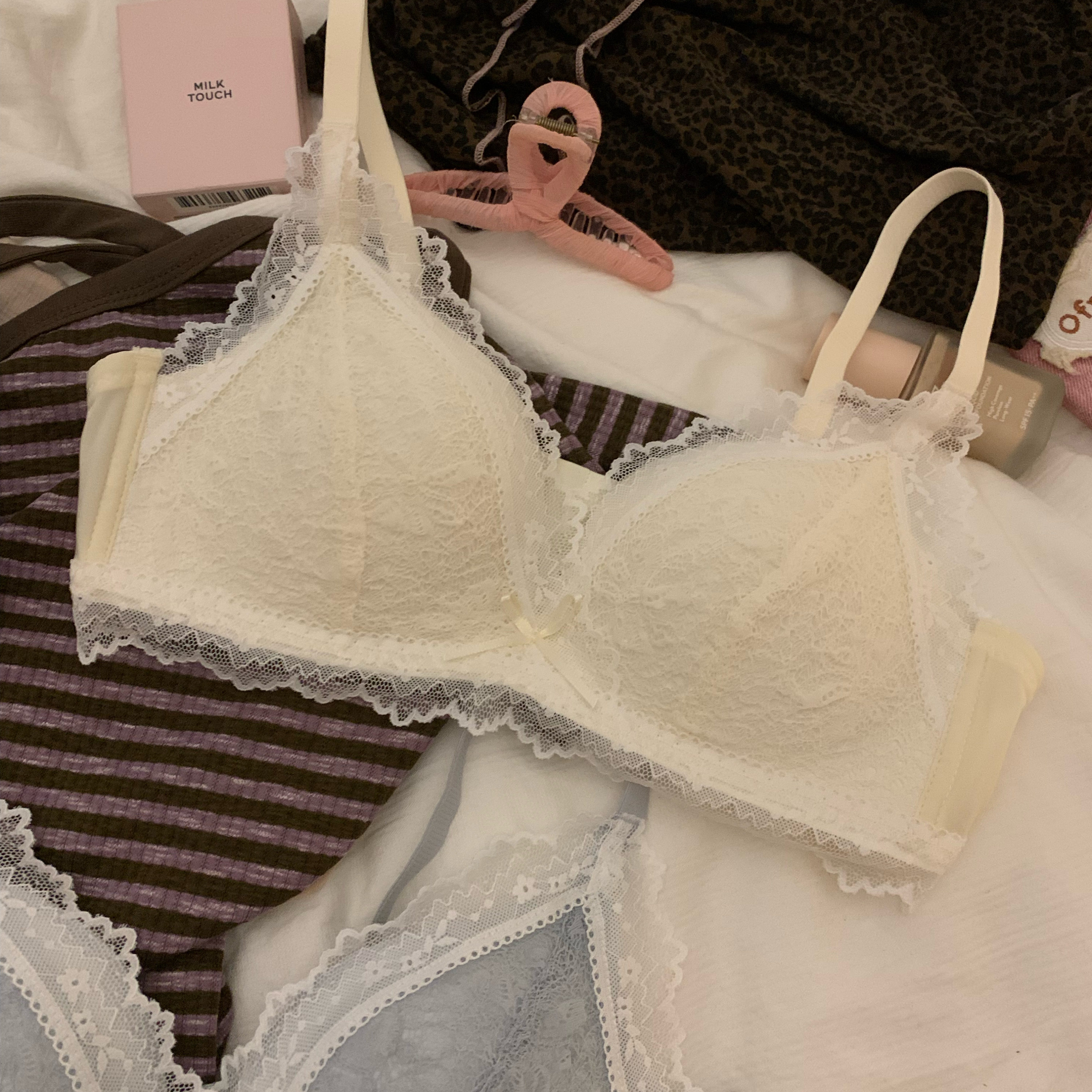 法式三角杯内衣女小胸聚拢不空杯无钢圈防下垂纯欲蕾丝文胸罩套装