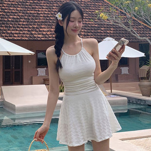 泳衣女夏2025新款纯欲风小胸保守连体裙式遮肉显瘦泡温泉度假泳装