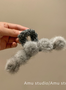 韩系秋冬高级感灰色毛绒球球抓夹女气质后脑勺盘发鲨鱼夹大号发夹