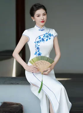白色旗袍2025新款青花瓷改良年轻款女秋冬中式国风连衣裙复古走秀