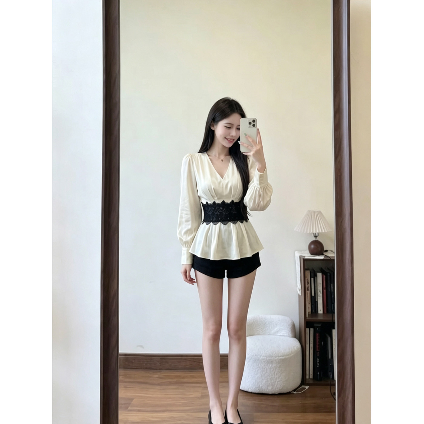 法式高级感V领蕾丝拼接衬衫女秋季修身显瘦超短裤气质温柔两件套