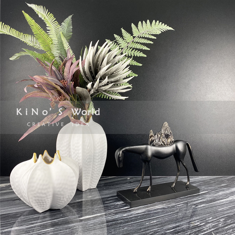 组合样板间抽象艺术风软装饰品