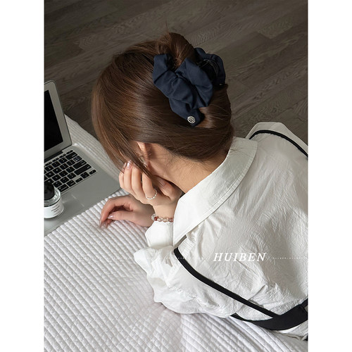 立体褶皱藏青布艺抓夹女鲨鱼夹