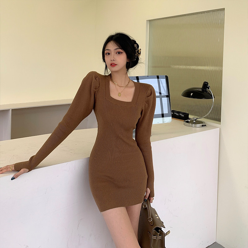方领针织连衣裙女2025秋冬季新款法式显瘦泡泡袖长袖修身包臀短裙