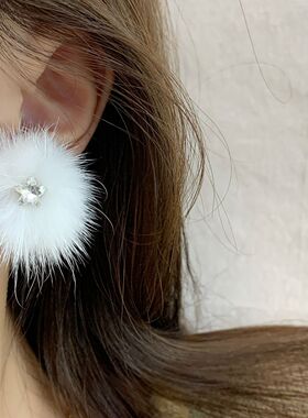 冬天新款可爱毛球耳环女温柔奶蓝色毛球耳钉毛绒毛茸茸耳饰品