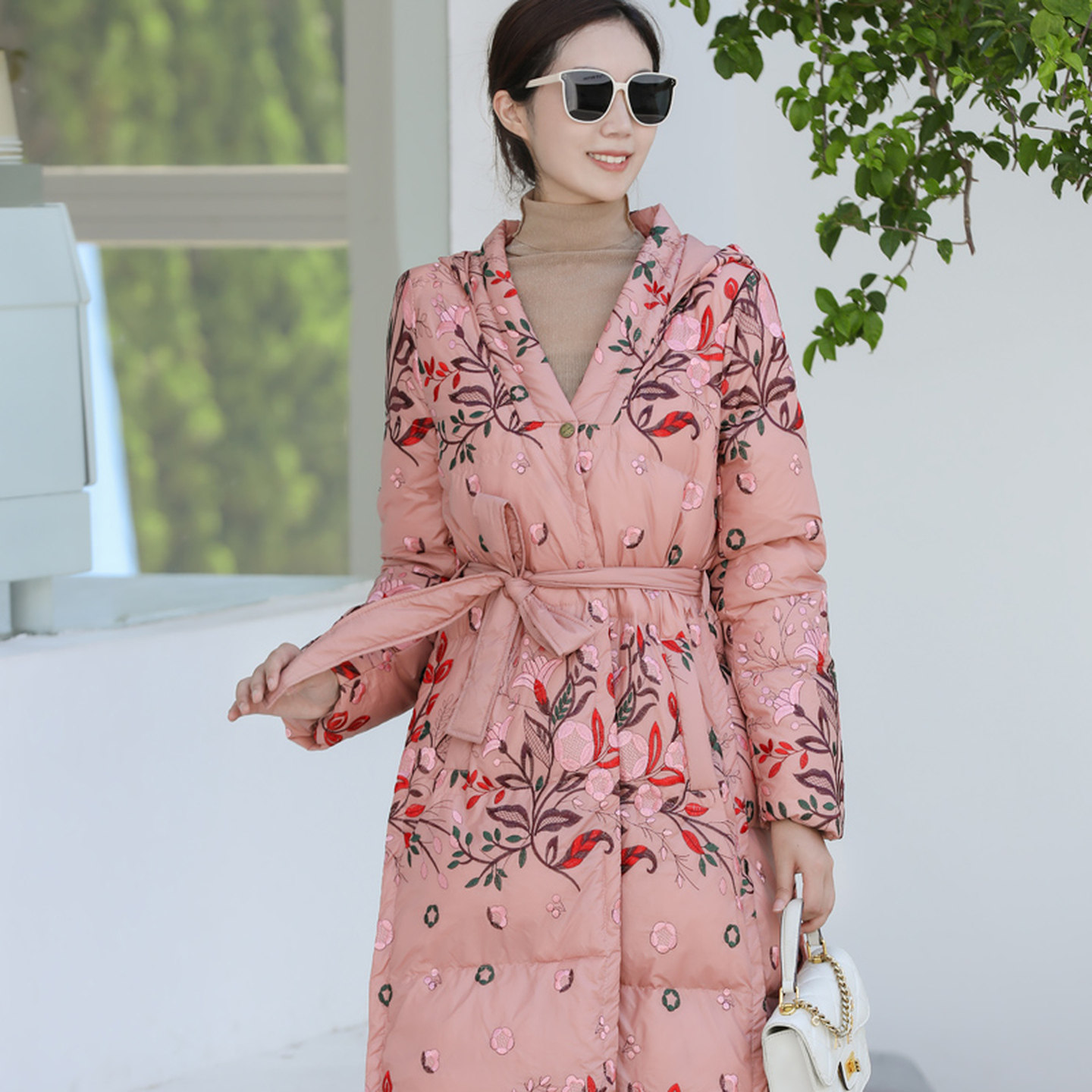 拜占庭的森林冬装妈妈收腰刺绣风衣外套女宽松中长款白鸭绒羽绒服