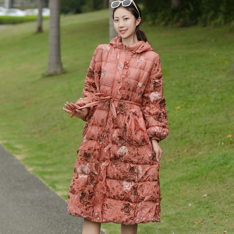 绣花轻盈保暖白鸭绒羽绒服女