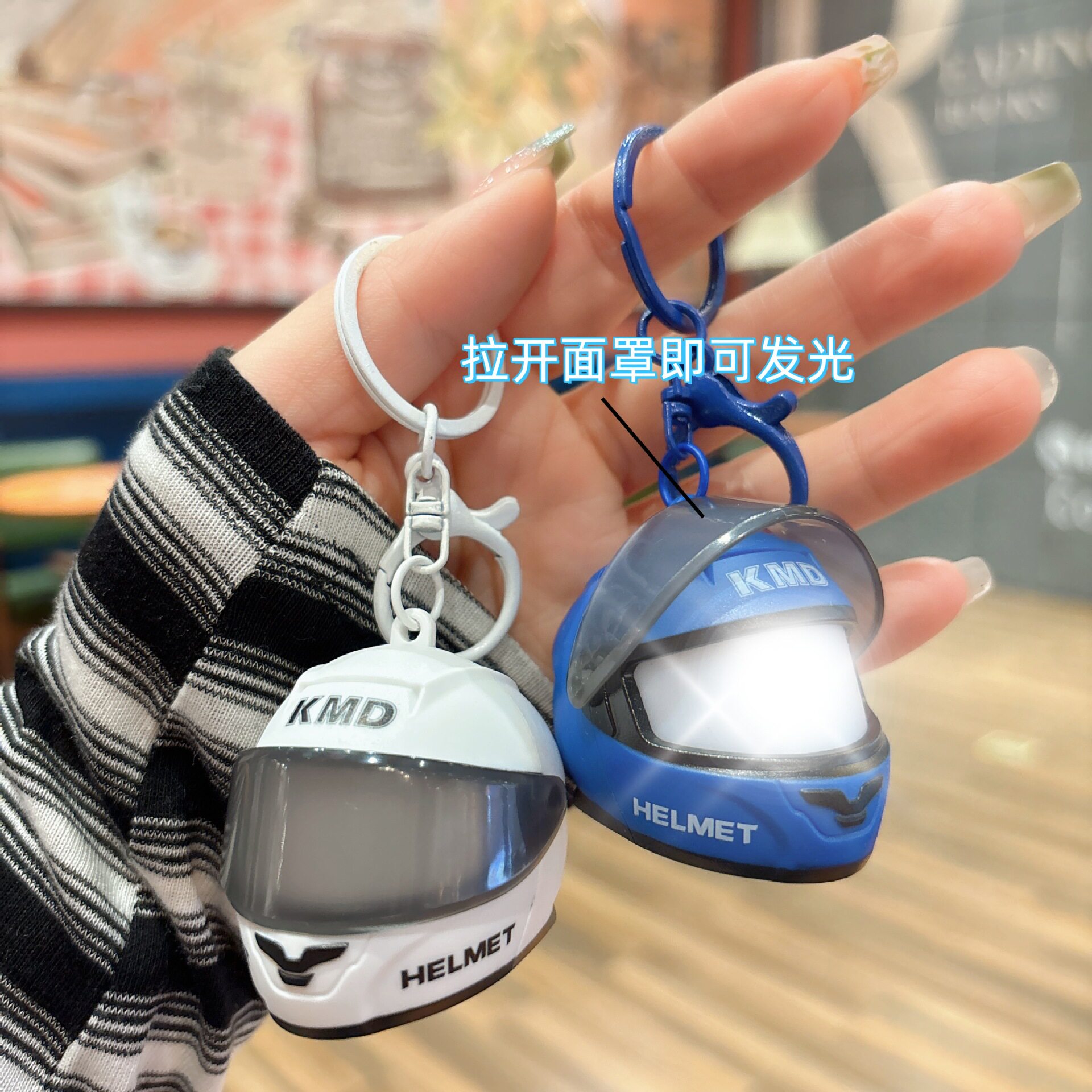 创意发光头盔造型钥匙扣时尚个性吸睛情侣包包挂饰便携机车小配件
