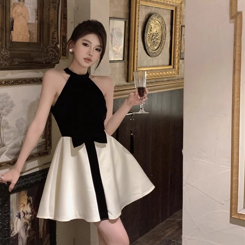 日系甜辣妹挂脖连衣裙女夏高级性感法式赫本风晚礼服小黑裙小个子