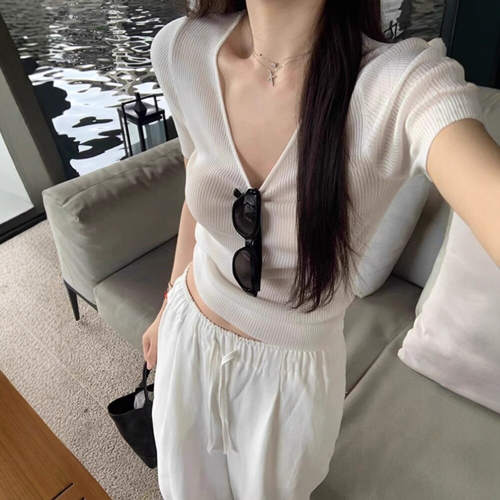 日系白色v领冰丝针织正肩短袖t恤女夏季薄款高级感修身露锁骨上衣