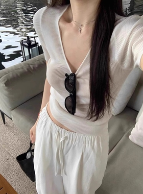 日系白色v领冰丝针织正肩短袖t恤女夏季薄款高级感修身露锁骨上衣