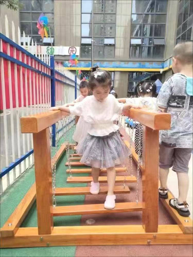 晃动平衡木感统幼儿园游乐设施