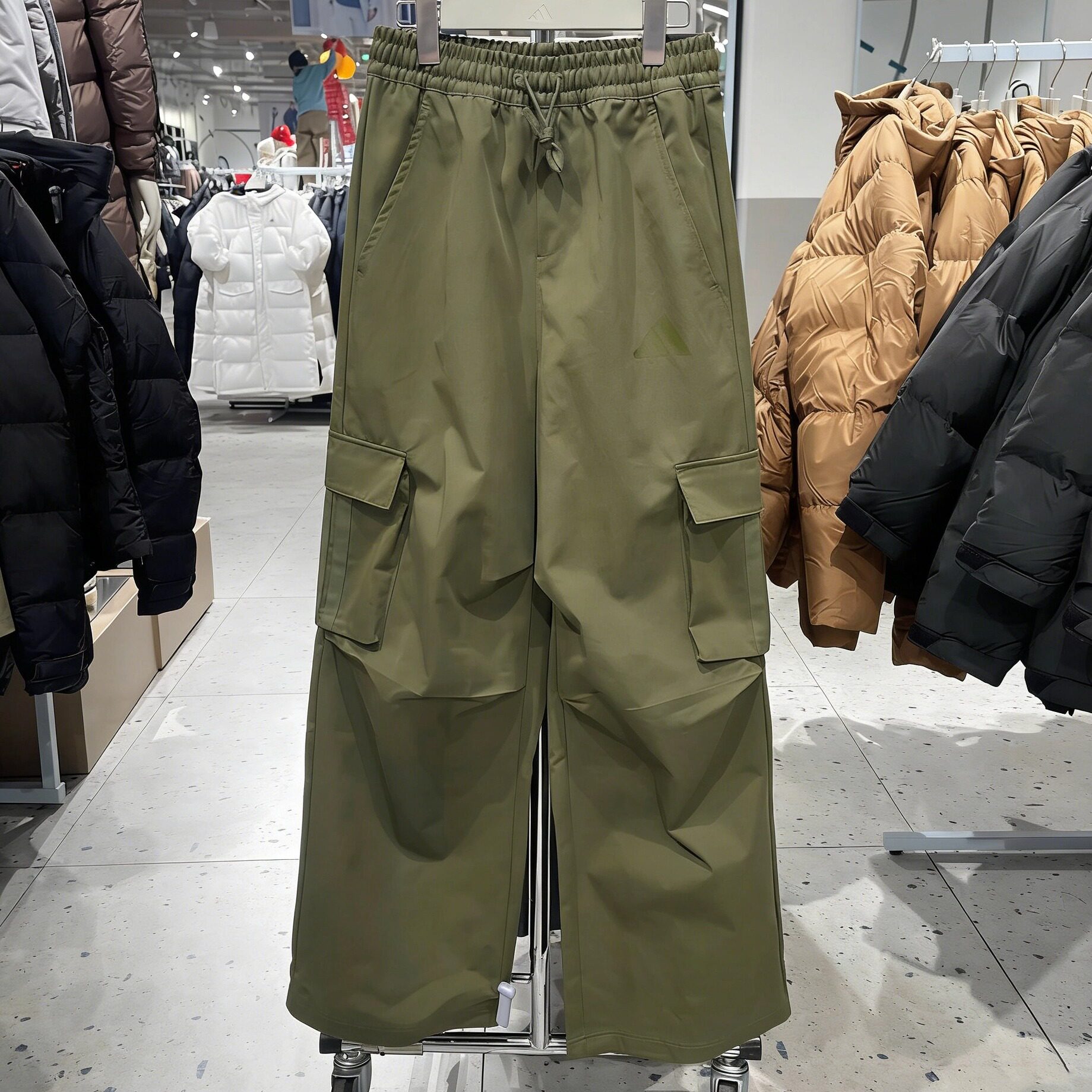 Adidas阿迪达斯男裤2026新款宽松运动工装多口袋伞兵裤长裤KW0679