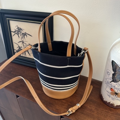 2025新款小众设计休闲水桶包