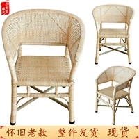 Традиционные старые модные виноградные стулья подходят для пожилого кресла для пожилых людей.