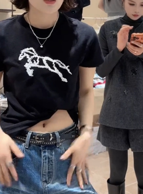 小马印花深咖色短袖t恤女春夏季2026新款时髦洋气内搭打底小上衣