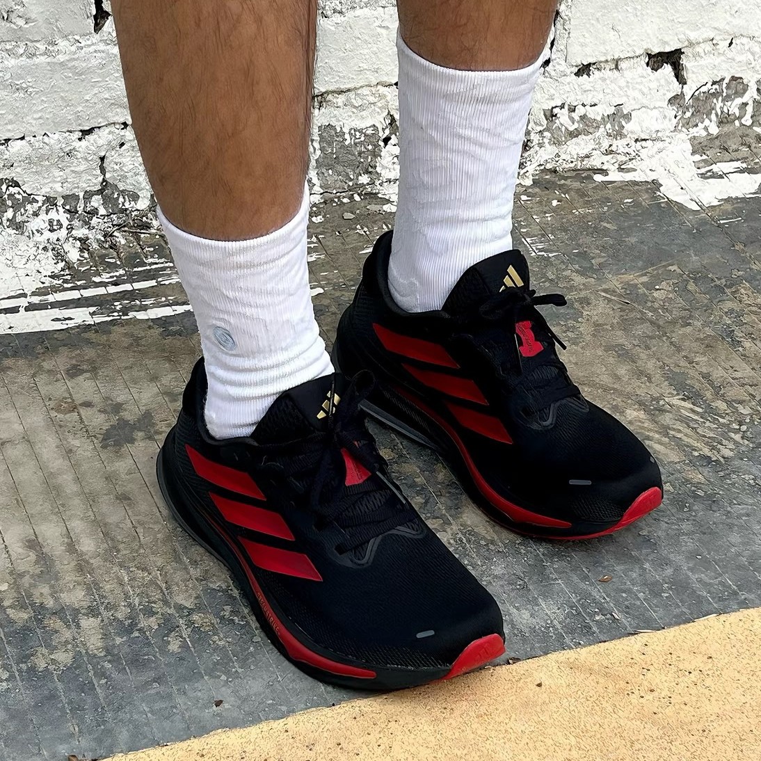 阿迪达斯男女轻便减震透气跑鞋