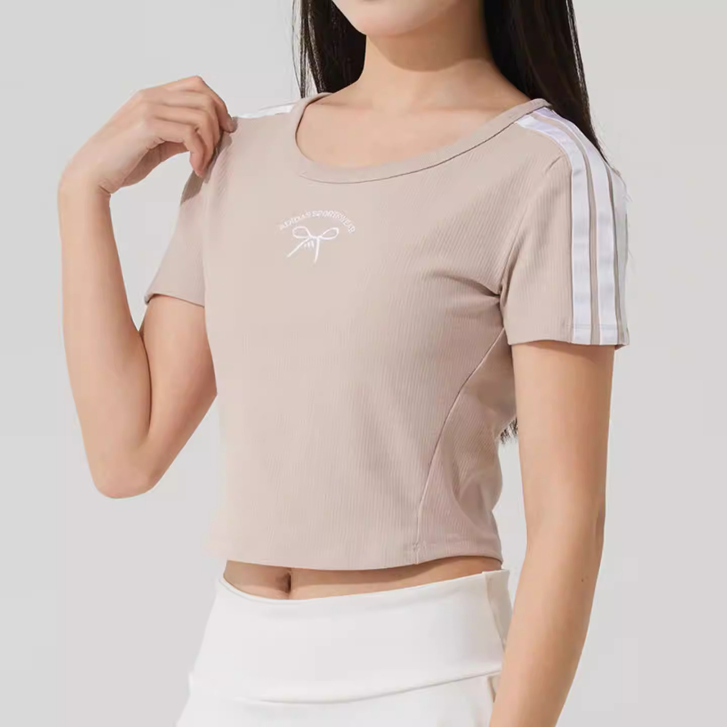 阿迪达斯短袖女2026新款短款跑步运动服休闲上衣半袖T恤衫JZ3183