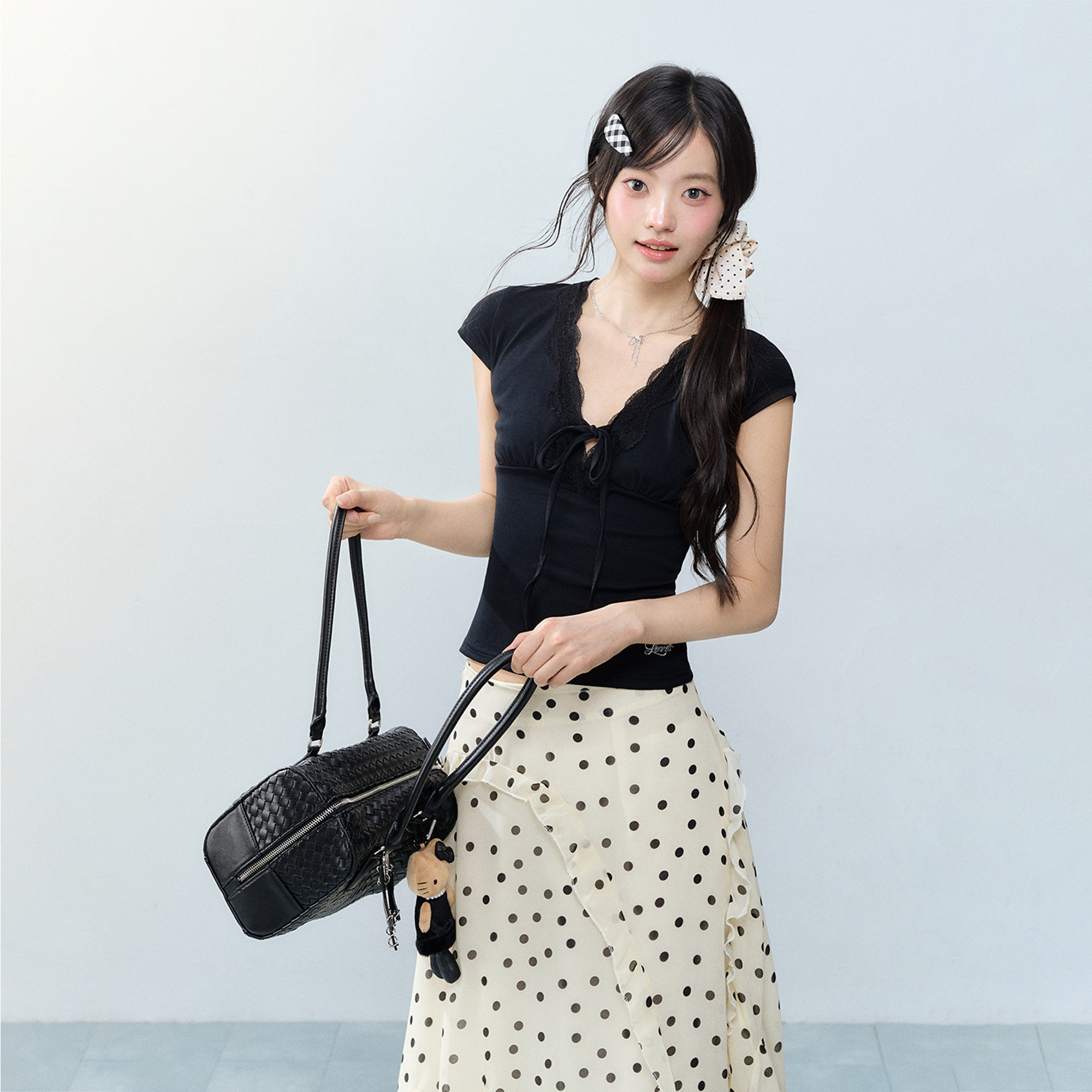 LENNEA黑色V领绑带短袖T恤女夏季系带正肩修身收腰独特漂亮小上衣图片