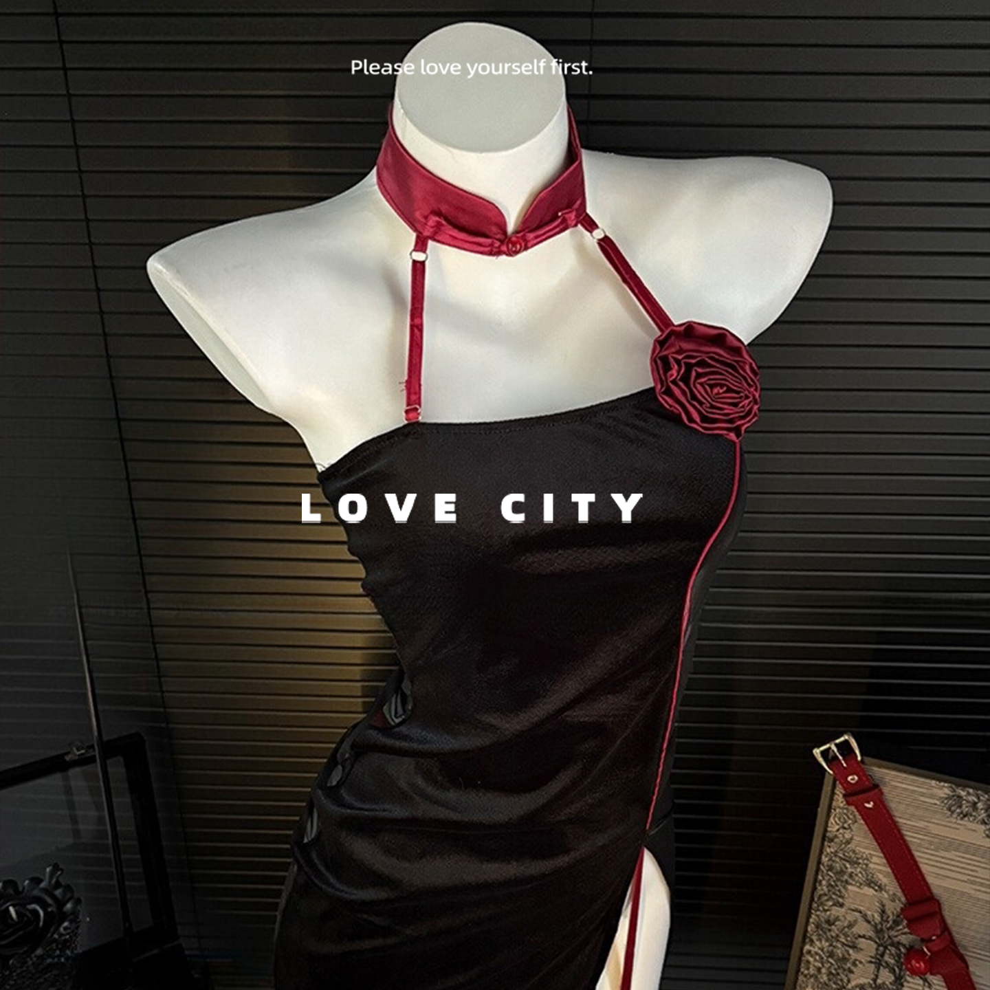 LOVECITY「柳如烟」性感挂脖盘扣立领透视美背玫瑰开衩旗袍制服