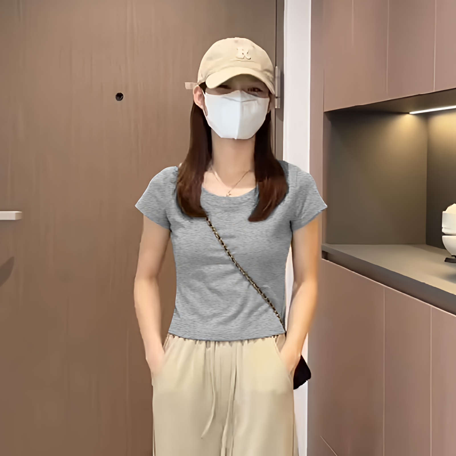 浅灰色正肩短袖女新款洋气独特别致t恤衫显瘦遮肉上衣外穿体恤潮