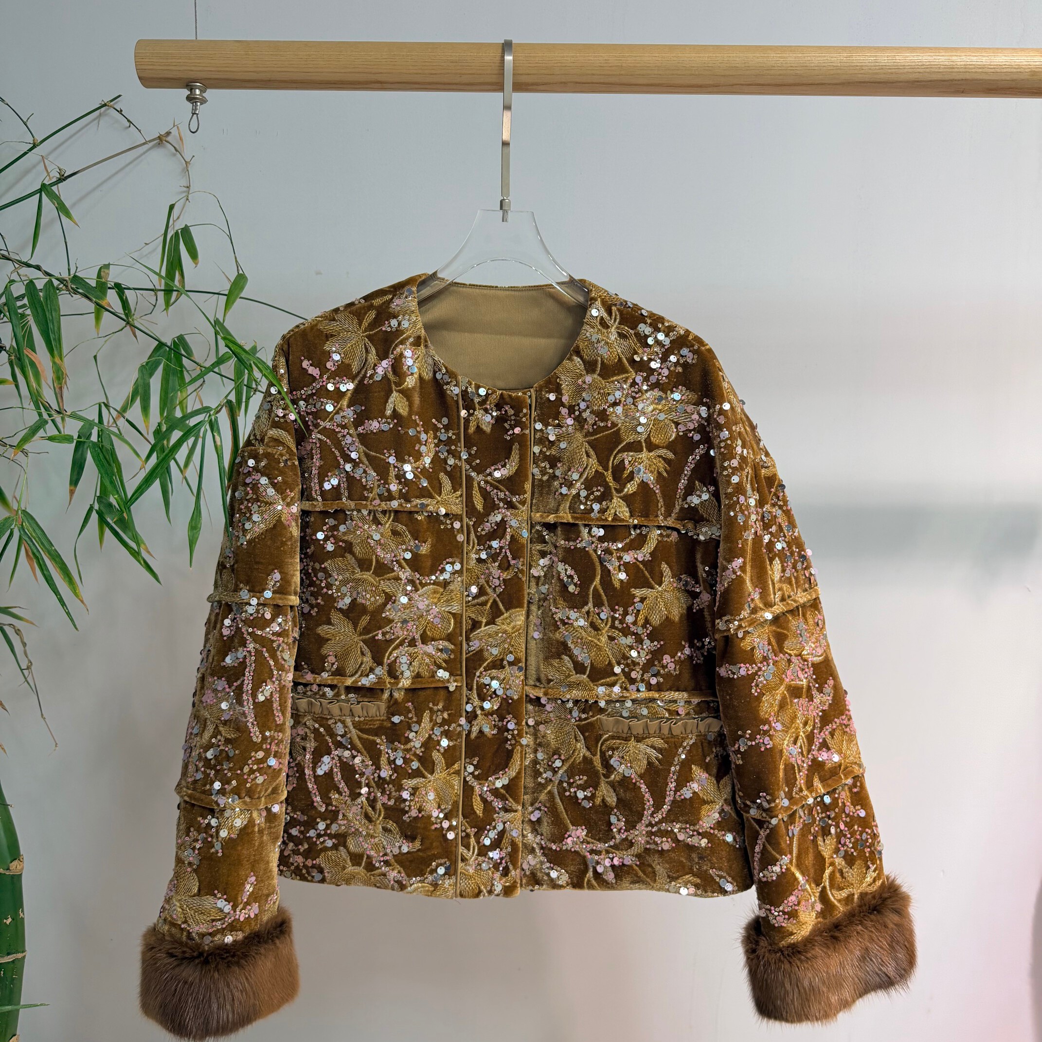 MOM刺绣进口水貂毛填充90白鹅绒羽绒服(含90白鹅毛)YS23-G418