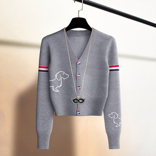 小狗刺绣高级感高腰针织开衫女外搭配裙显瘦上V领衣毛衣小外套秋