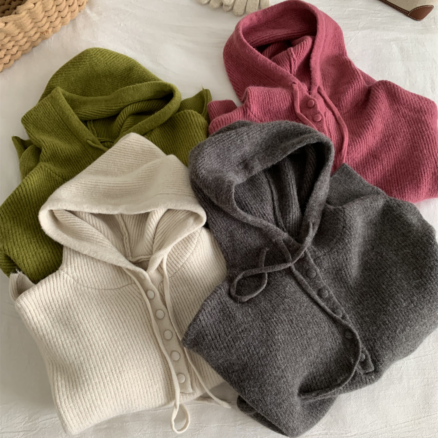 显白复古纽扣连帽套头毛衣