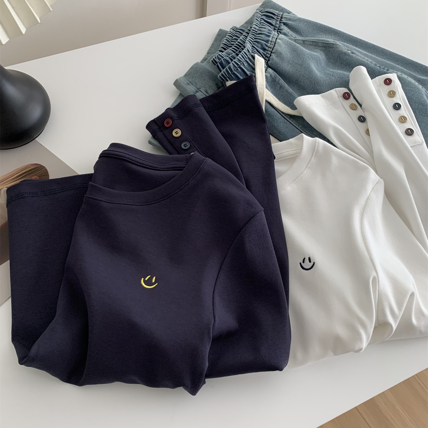 设计感彩扣长袖圆领刺绣T恤