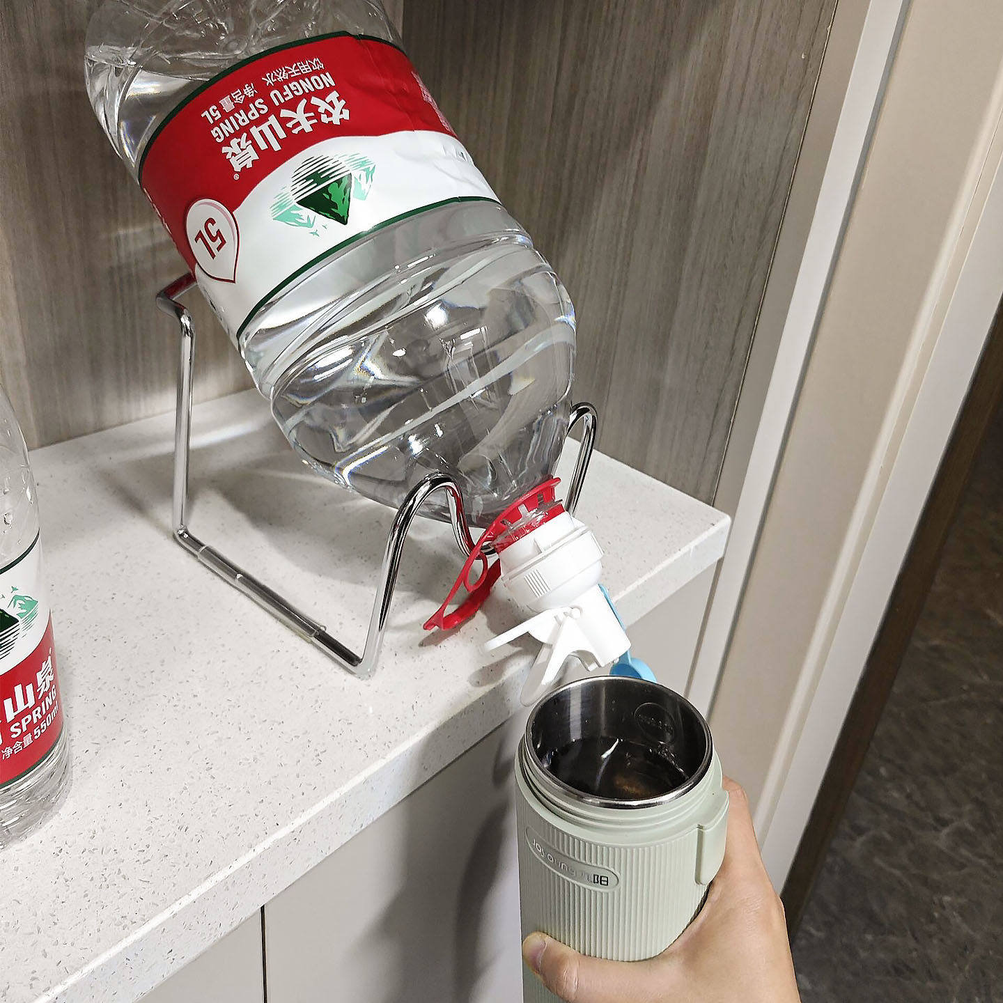 【租房好物】桶装水支架倒立便携取水器家用矿泉水抽水器水桶架子图片