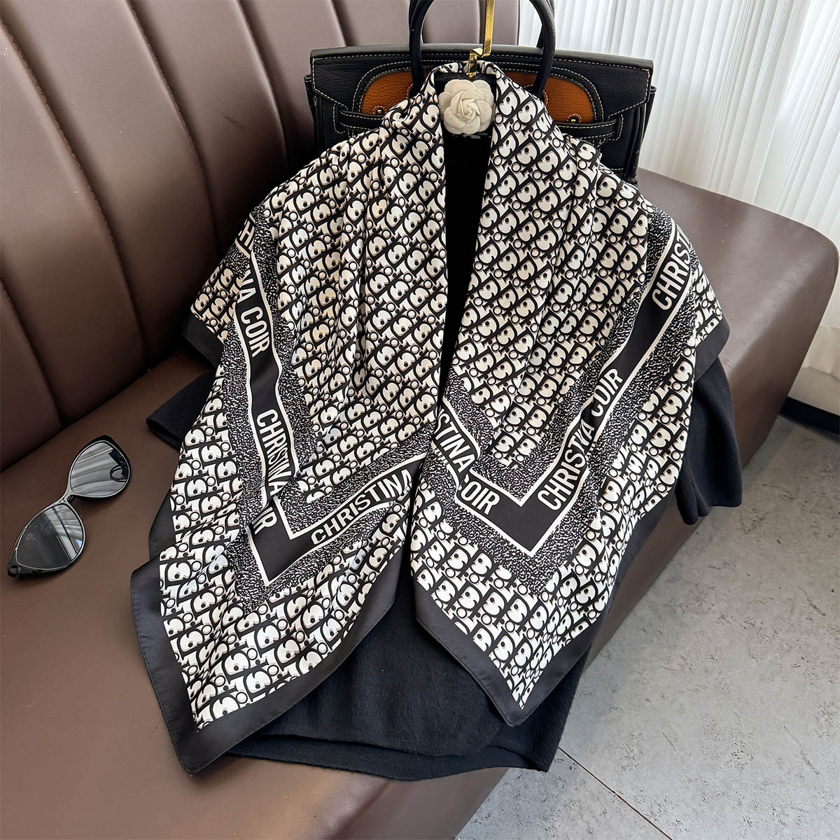 2025时尚字母D家印花围巾披肩90cm大方巾女士防晒外贸丝巾包头巾