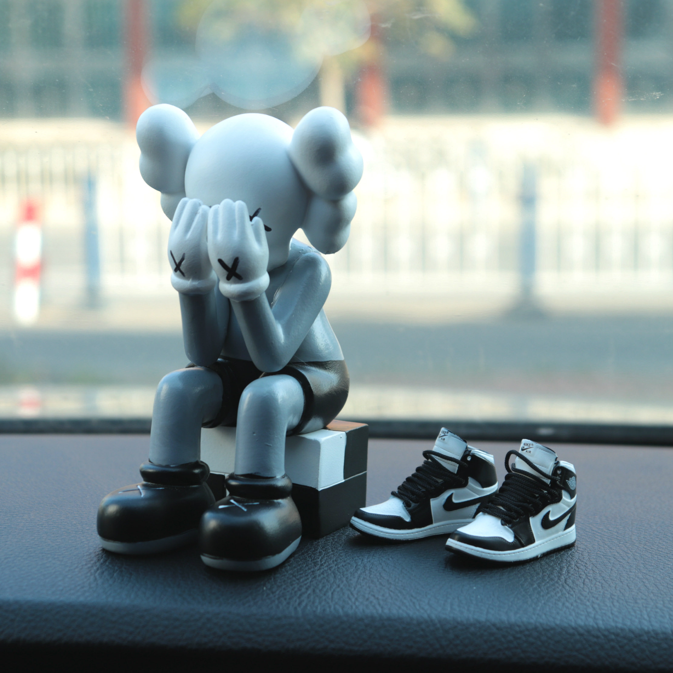 个性创意轻奢汽车摆件kaws考斯网红潮流公仔可爱车载车内装饰用品