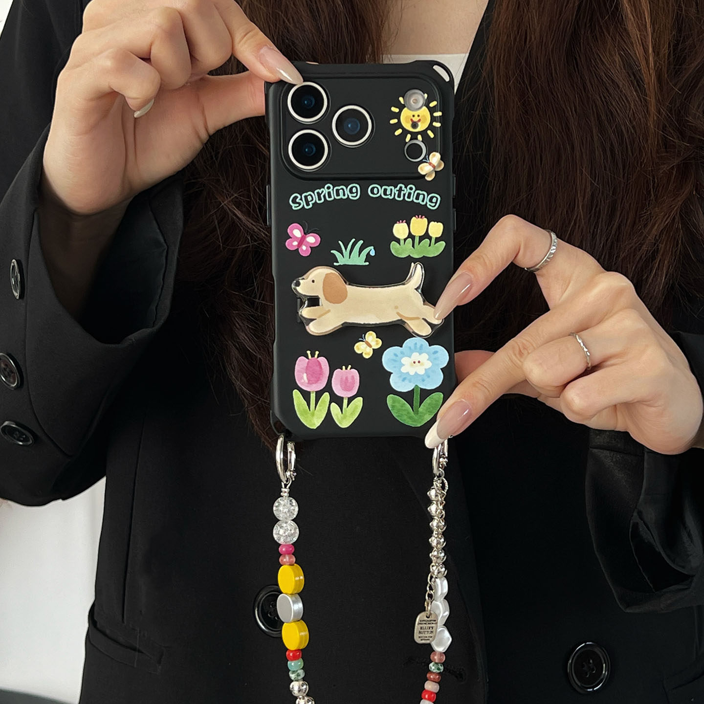 春日小狗郊游~适用苹果17pro手机壳带挂绳16斜挎可背iphone15promax四角防摔13支架小米14链条手提12挂链p80