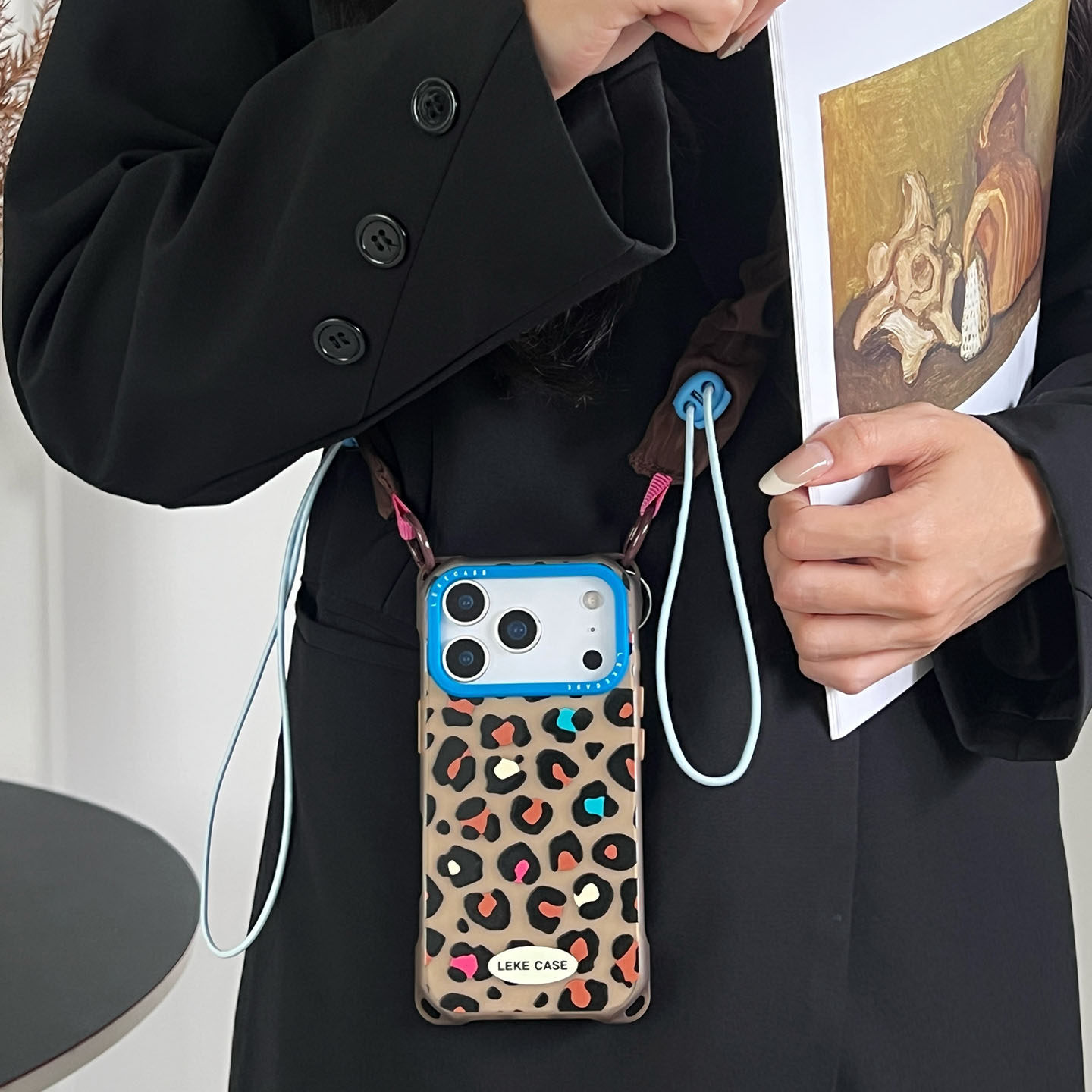 高级感小众豹纹~适用苹果13手机壳带挂绳16斜挎可背iphone17promax四角防摔小米15懒人14手提12手腕pura80