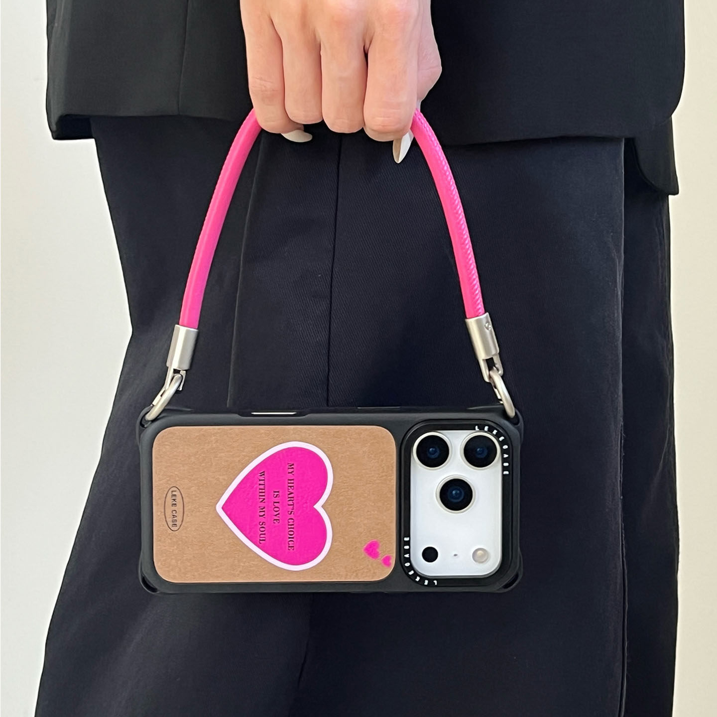 辣妹风玫粉爱心~适用iphone17promax手机壳带挂绳16斜挎可背苹果15四角防摔13小羊皮12懒人手提小米14手腕p80