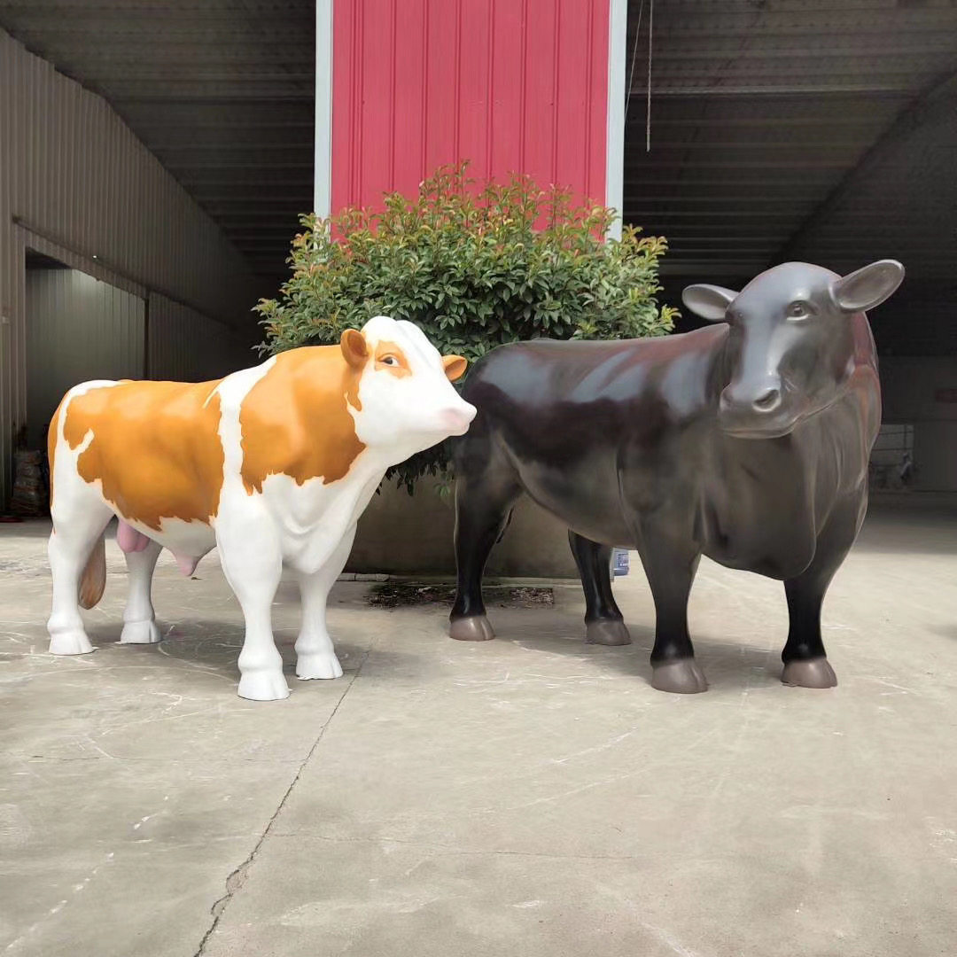 户外大型玻璃钢仿真动物彩绘牛雕塑西门塔尔牛奶牛模型景区装饰品
