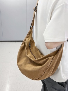 慵懒风水洗帆布包大容量斜挎包男日系复古通勤包女饺子单肩包潮牌