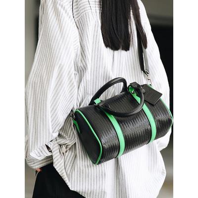 轻奢高级感男士斜挎包中性风手提圆筒包PU小众设计感编制皮单肩包