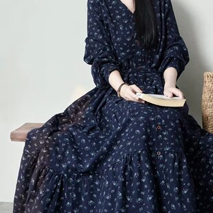 文艺风法式排扣连衣裙女秋季新款宽松显瘦复古碎花V领长裙子