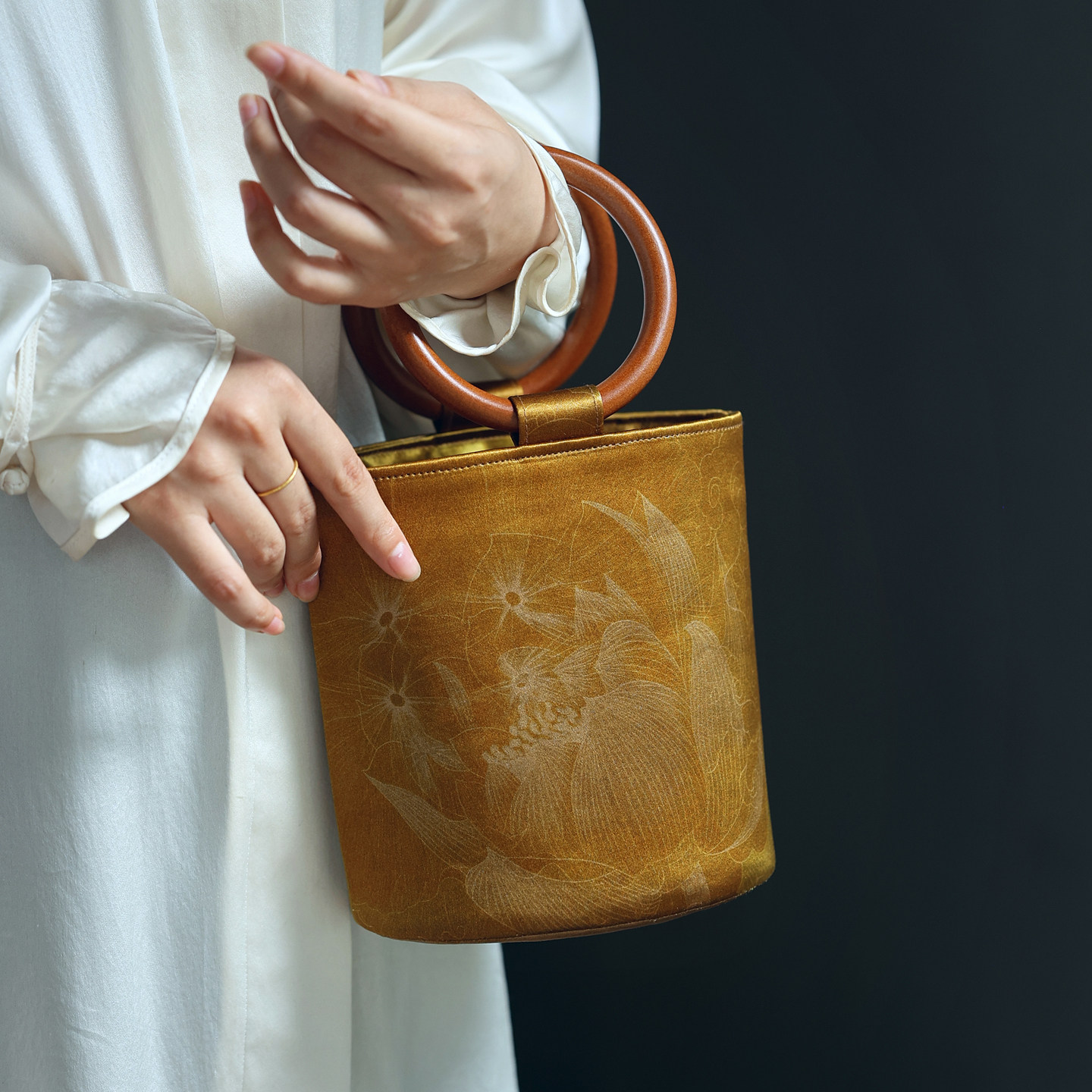 双姊妹原创新中式国风旗袍水桶包圆环木柄重磅香云纱手提手腕包,箱包皮具/热销女包/男包,通用款女包,淘宝优惠券,粉丝福利购,淘宝优惠卷