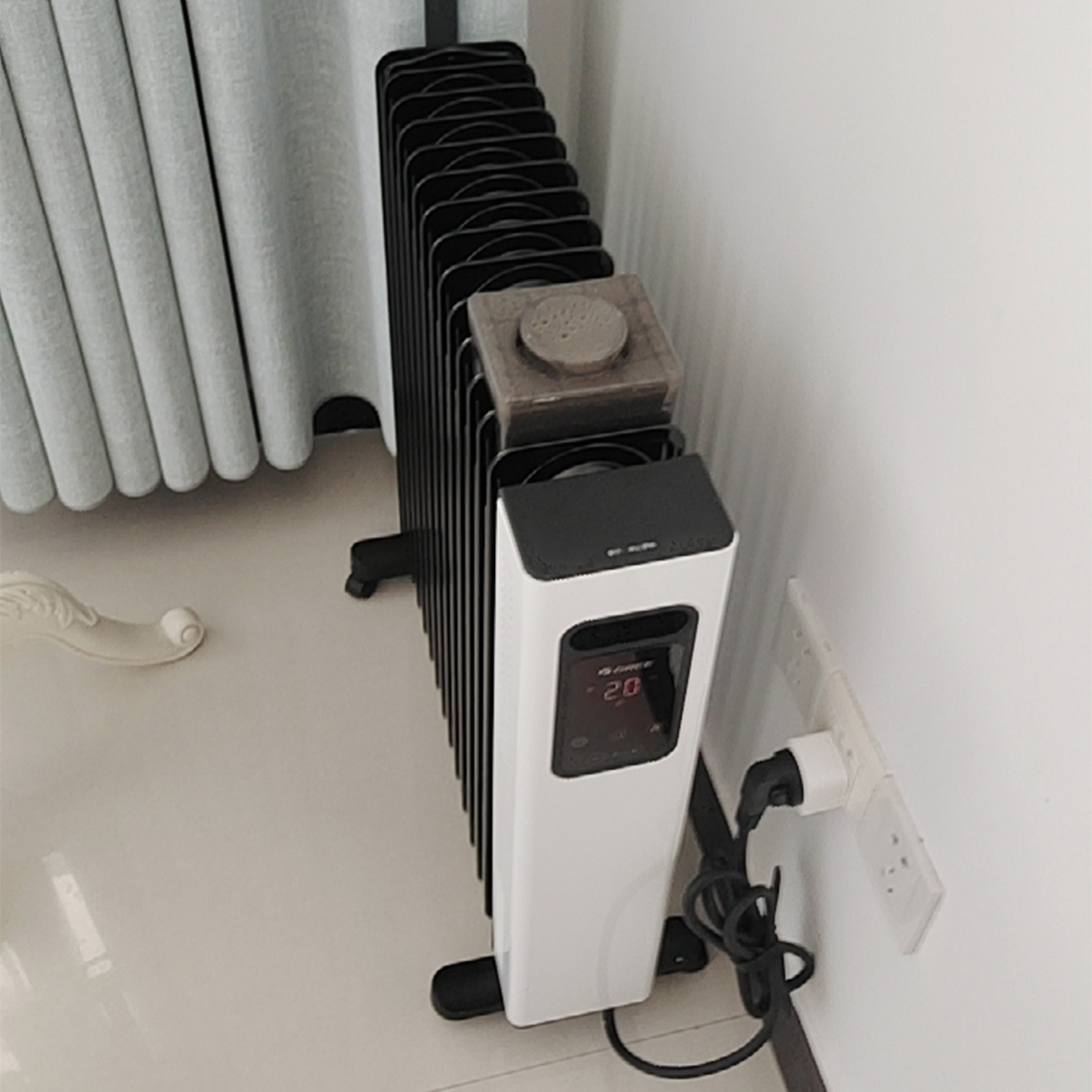 格力电油汀家用15片油丁卧室轻音大功率省电暖气机智能wifi取暖器