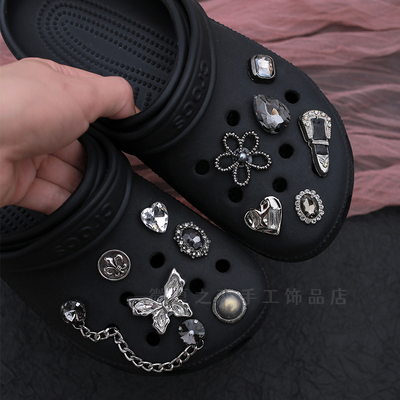 黑色洞洞鞋配饰泡芙鞋花高级感