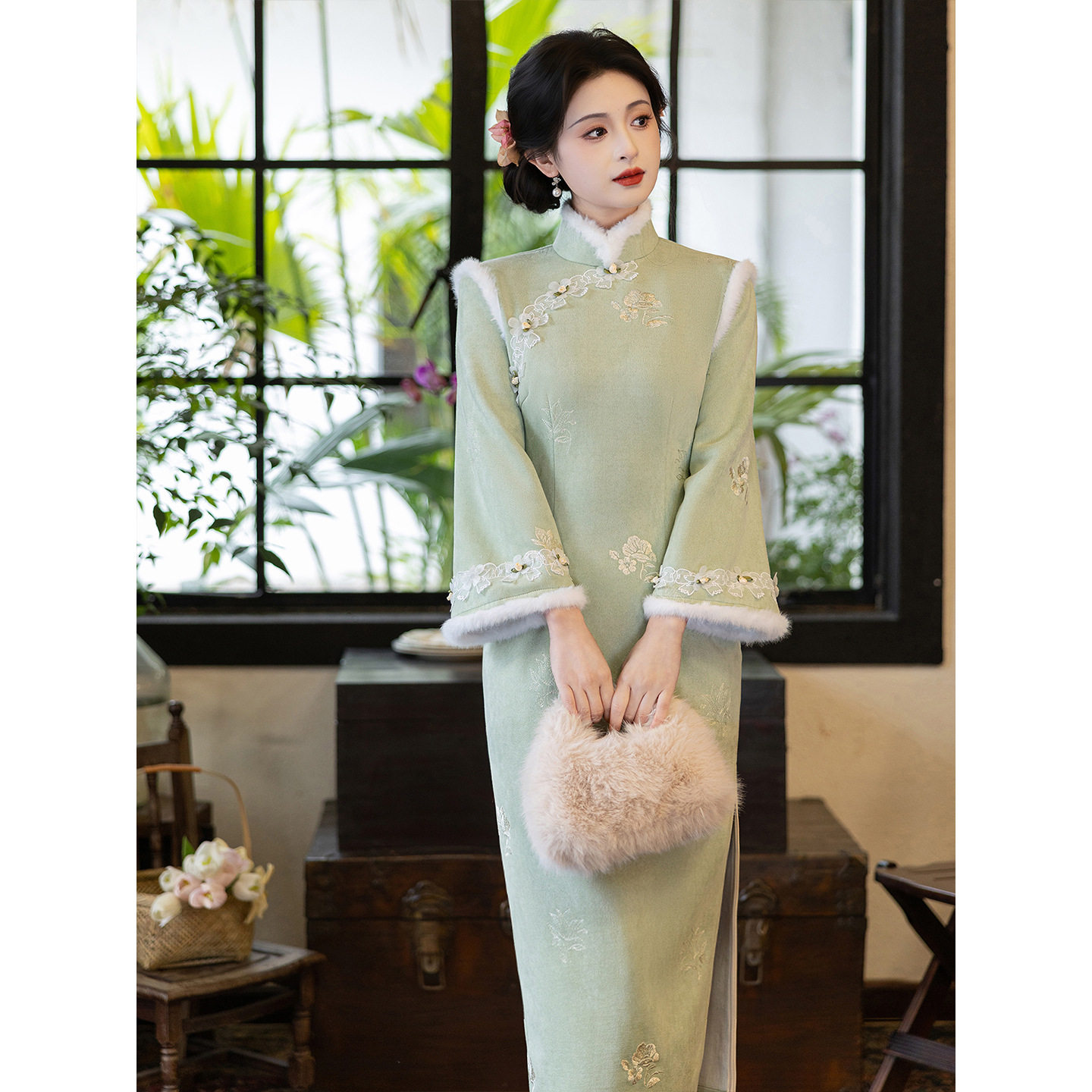 冬季绿色旗袍2025新款冬装麂皮绒刺绣加绒加厚年轻款女新中式国风