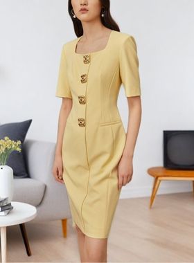 歌家中歌女装2025夏新款优雅显瘦修身藤黄色纽扣方领短袖连衣裙子