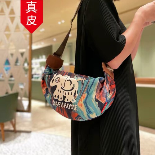 香港品牌超火轻便饺子包斜挎包