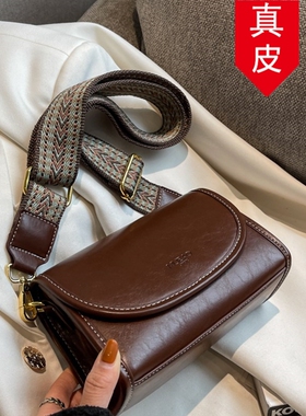 香港品牌真皮包包女2025秋冬新款百搭单肩斜挎包宽肩带时尚小方包