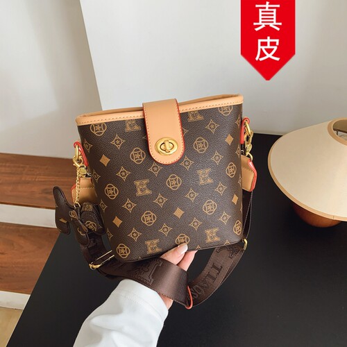 香港品牌高级感小众真皮水桶包
